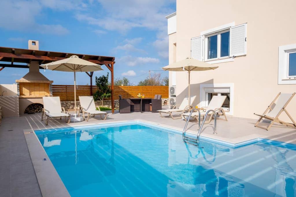 Basen w obiekcie Prinos Oasis Twin Villas II lub w pobliżu