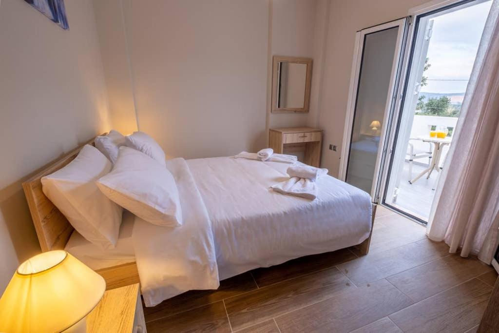 Łóżko lub łóżka w pokoju w obiekcie Prinos Oasis Twin Villas II