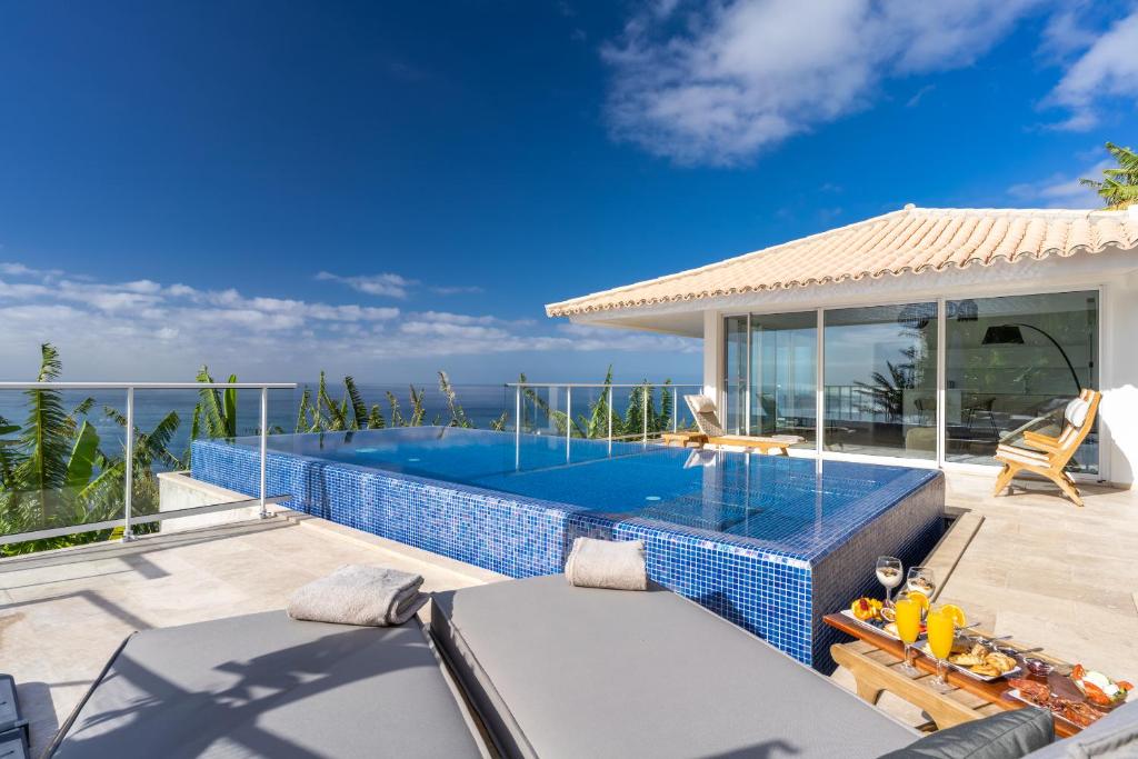 una piscina en la terraza de una villa en Escarpa - The Madeira Hideaway en Ponta do Sol