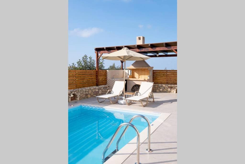 Basen w obiekcie Prinos Oasis Twin Villas II lub w pobliżu
