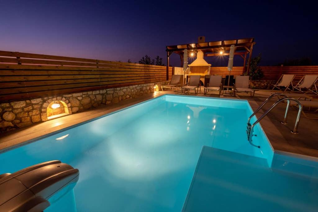 Basen w obiekcie Prinos Oasis Twin Villas II lub w pobliżu