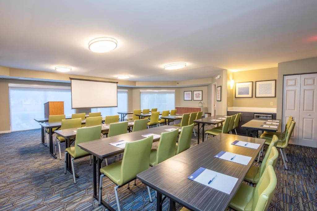 Holiday Inn Express Hotel & Suites Bradenton West by IHG photo