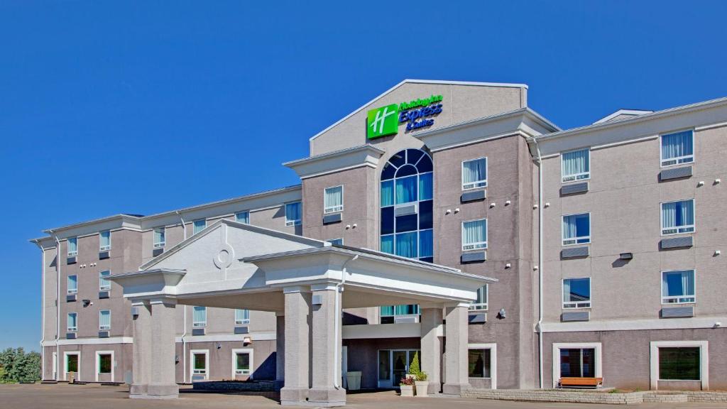 uma representação da frente de um hotel em Holiday Inn Express Hotel & Suites Swift Current, an IHG Hotel em Swift Current
