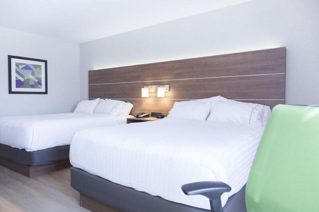 Postel nebo postele na pokoji v ubytování Holiday Inn Express Hotel & Suites Charlottetown by IHG