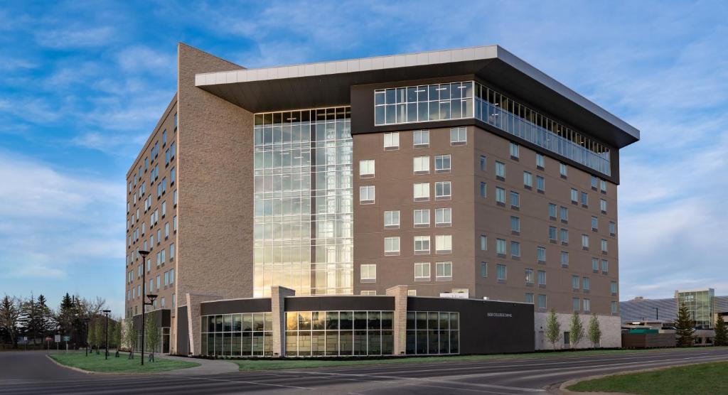 Holiday Inn Express & Suites - Saskatoon East - University, an IHG Hotel في ساسكاتون: مبنى مكتب كبير مع الكثير من النوافذ