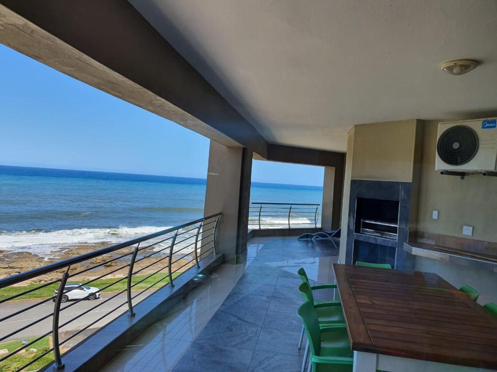 ウヴォンゴ・ビーチにあるSaints View Resort Unit 24の海の景色を望むバルコニー(テーブル付)