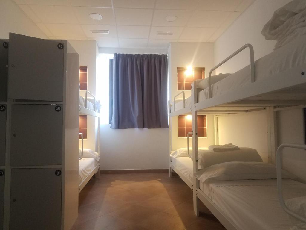 Posteľ alebo postele v izbe v ubytovaní Benarrabá Hostel