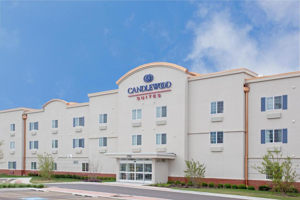 una rappresentazione della parte anteriore di un hotel a grubrook di Candlewood Suites Elgin – Northwest Chicago, an IHG Hotel a Elgin