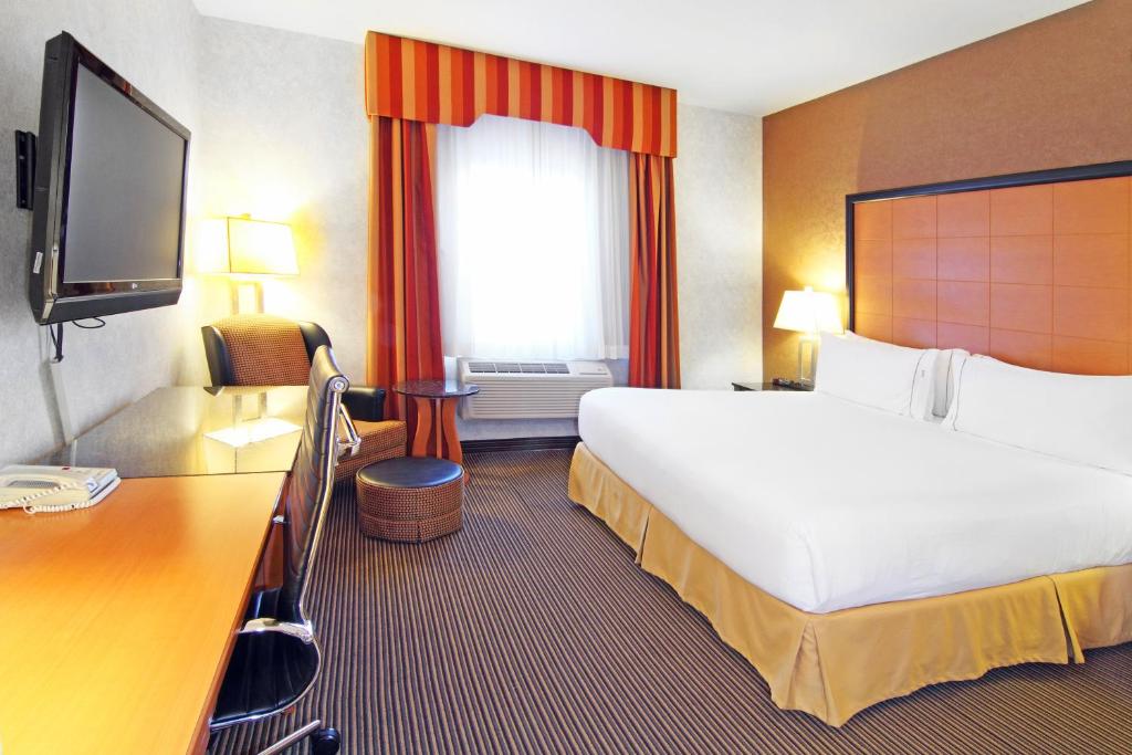 Postel nebo postele na pokoji v ubytování Holiday Inn Express Calgary South by IHG