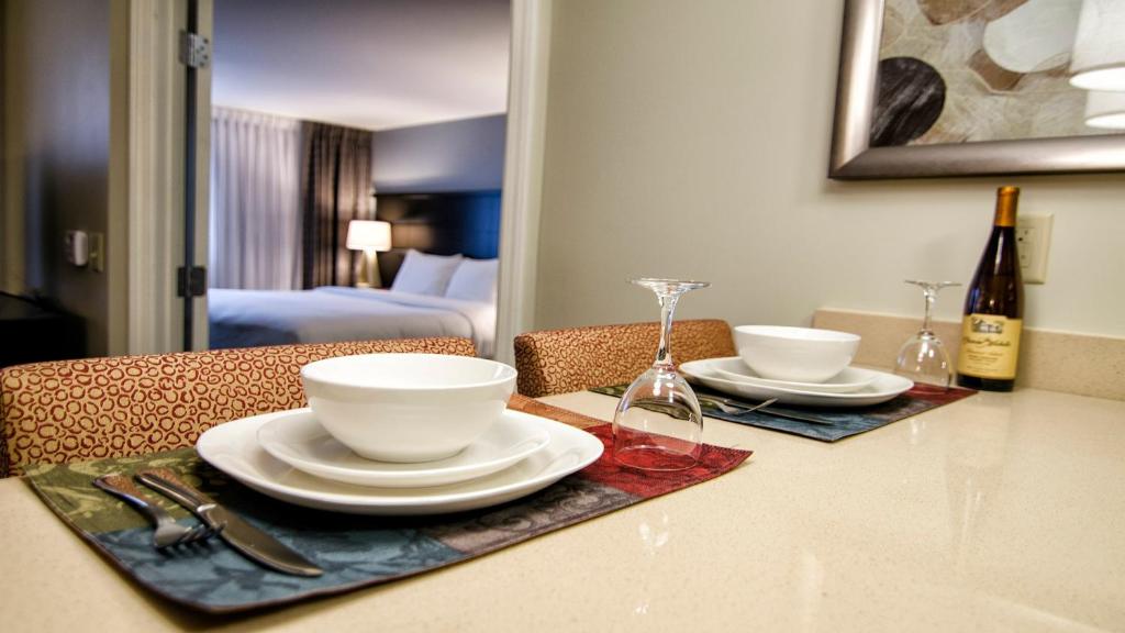 Staybridge Suites Marquette by IHG - One-Bedroom King Suite - Communications Accessible