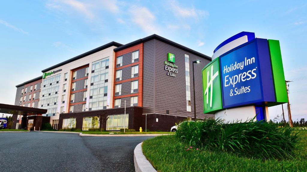 un gran edificio con un cartel delante en Holiday Inn Express & Suites St. John's Airport, an IHG Hotel en San Juan de Terranova