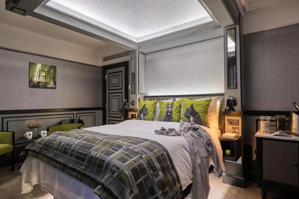 
Feature King with Vaulted Bathroom
