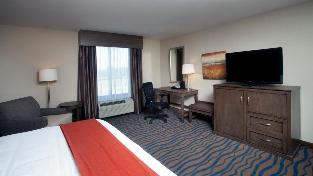 Holiday Inn Express Hotel & Suites Morgan City- Tiger Island, an IHG Hotel - Standard King Room With Extra Space