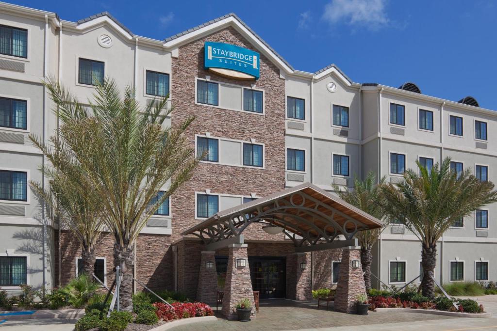 eine Darstellung der Vorderseite eines Hotels in der Unterkunft Staybridge Suites Lafayette-Airport, an IHG Hotel in Lafayette