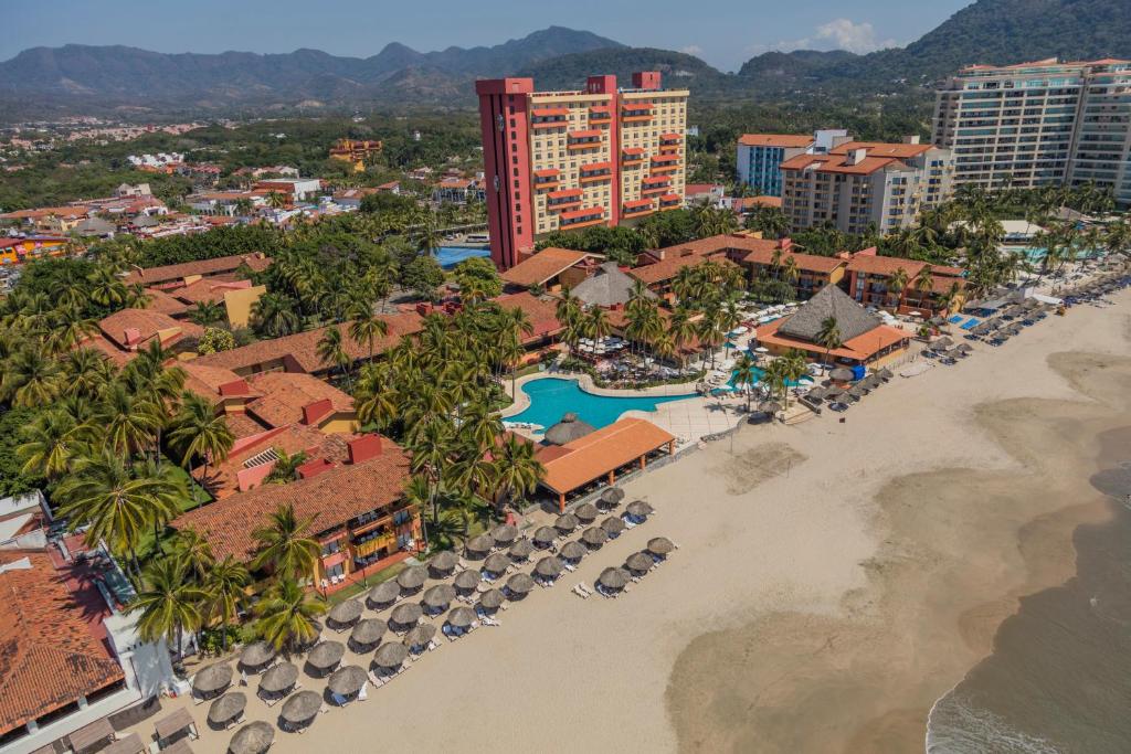 eine Luftansicht auf das Resort und den Strand in der Unterkunft Holiday Inn Resort Ixtapa All-Inclusive, an IHG Hotel in Ixtapa