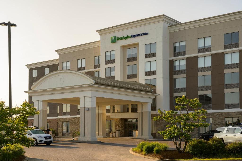 un hotel con coches aparcados delante en Holiday Inn Express Hotel & Suites North Bay, an IHG Hotel, en North Bay