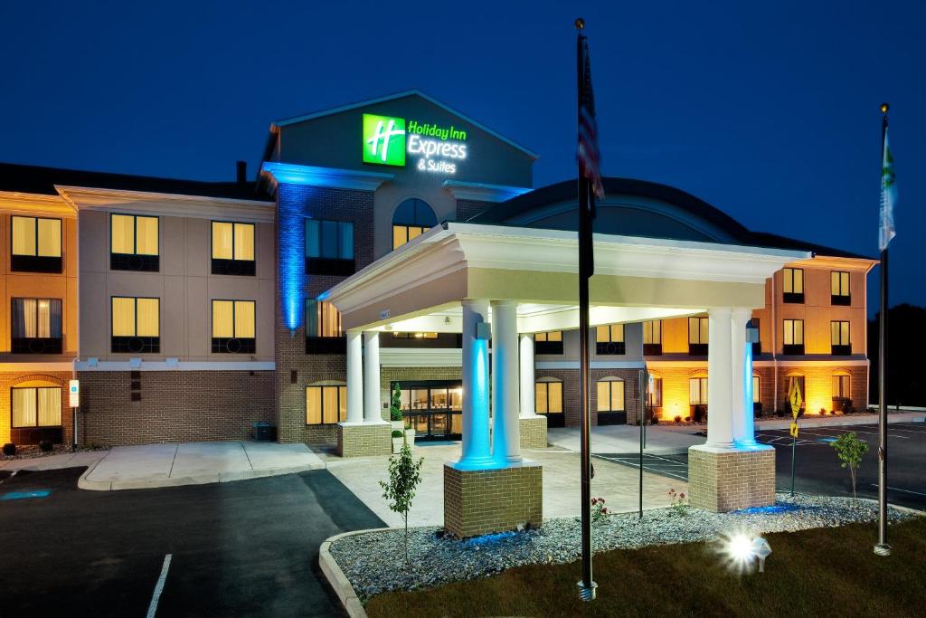 un edificio alberghiero con un gazebo di fronte di Holiday Inn Express and Suites Limerick-Pottstown, an IHG Hotel a Limerick