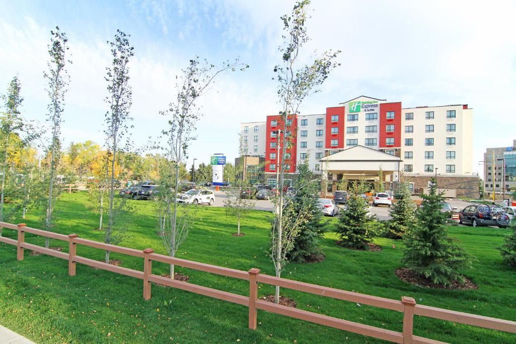 un parc avec des arbres et des bâtiments dans une ville dans l'établissement Holiday Inn Express and Suites Calgary University, an IHG Hotel, à Calgary