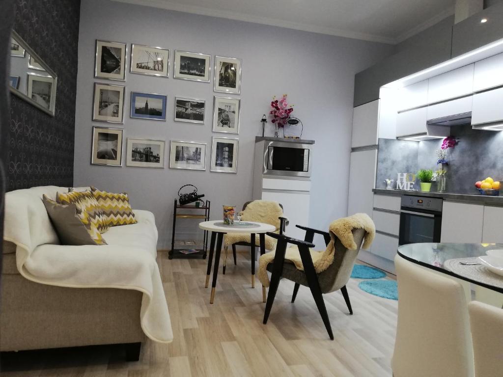 布達佩斯的住宿－PANNONIA Budapest Center DELUXE，客厅配有沙发和桌子
