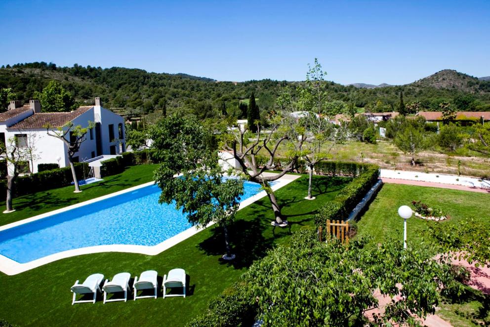 an aerial view of a house with a swimming pool at Apartamentos Golf Place in Borriol