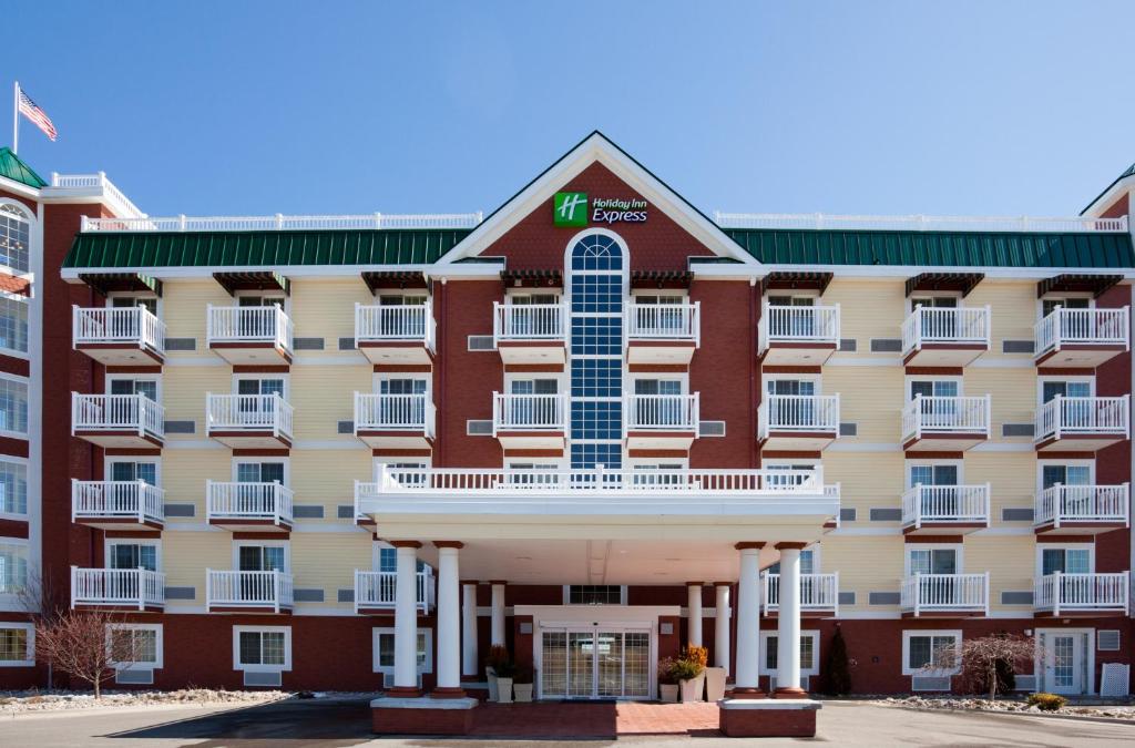 una imagen del frente de un hotel en Holiday Inn Express Hotel &amp; Suites Petoskey by IHG, en Petoskey