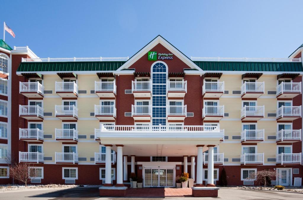 an image of the front of a hotel at Holiday Inn Express Hotel & Suites Petoskey, an IHG Hotel in Petoskey