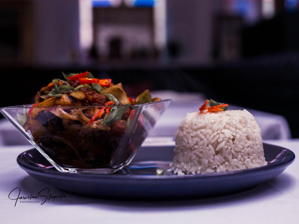 Makanan di atau berdekatan hotel