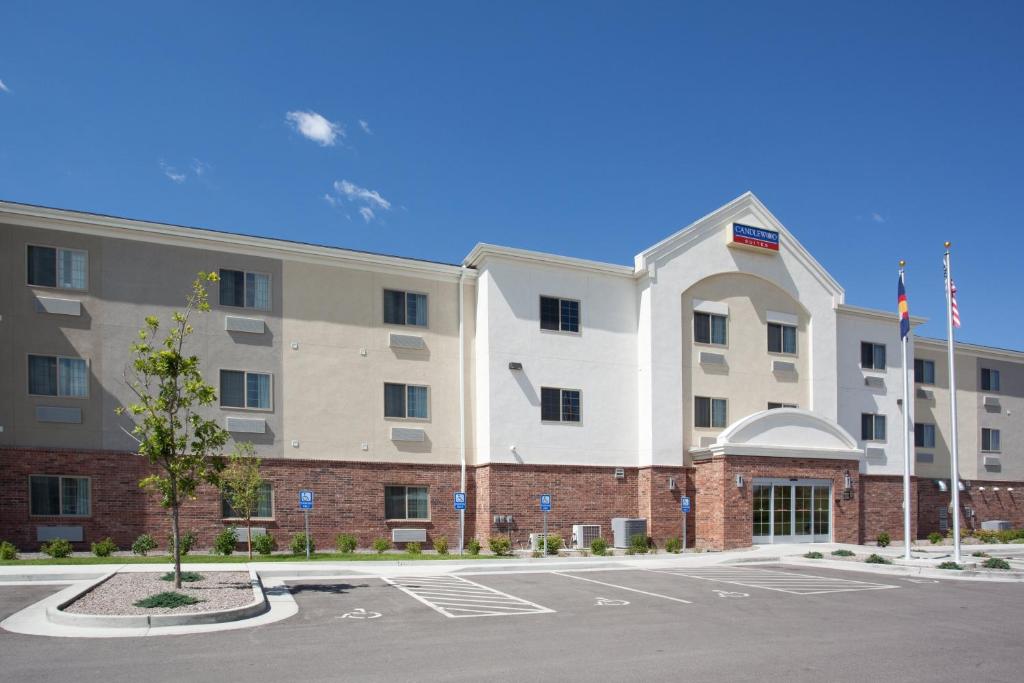 Candlewood Suites Craig-Northwest, an IHG Hotel في كريج: منظر خارجي لفندق فيه مواقف