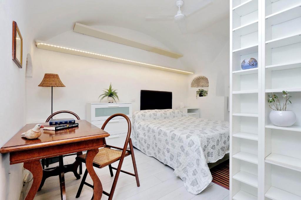 Televízia a/alebo spoločenská miestnosť v ubytovaní Relax Chiavari House