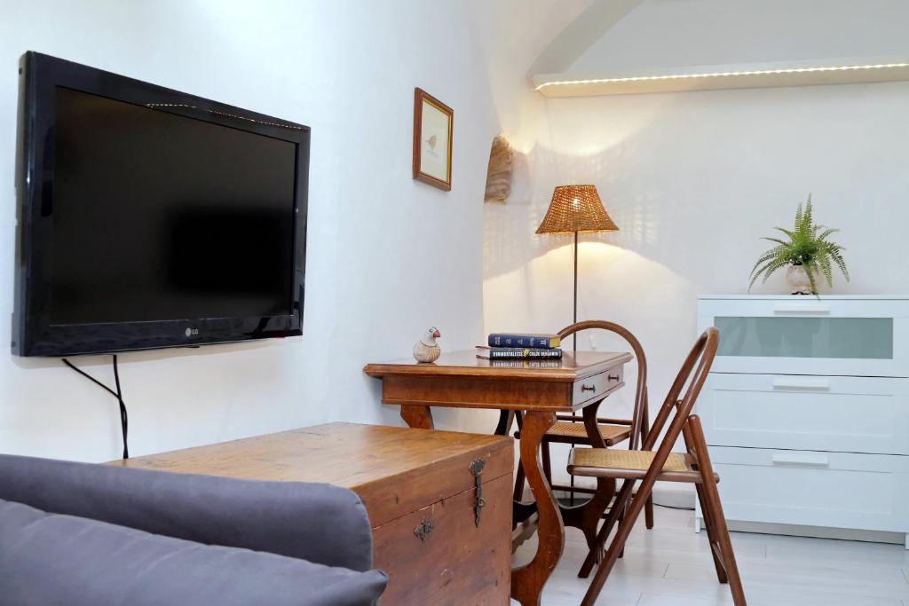 Televízia a/alebo spoločenská miestnosť v ubytovaní Relax Chiavari House