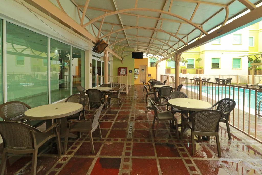 Bazén v ubytování Staybridge Suites Queretaro by IHG nebo v jeho okolí