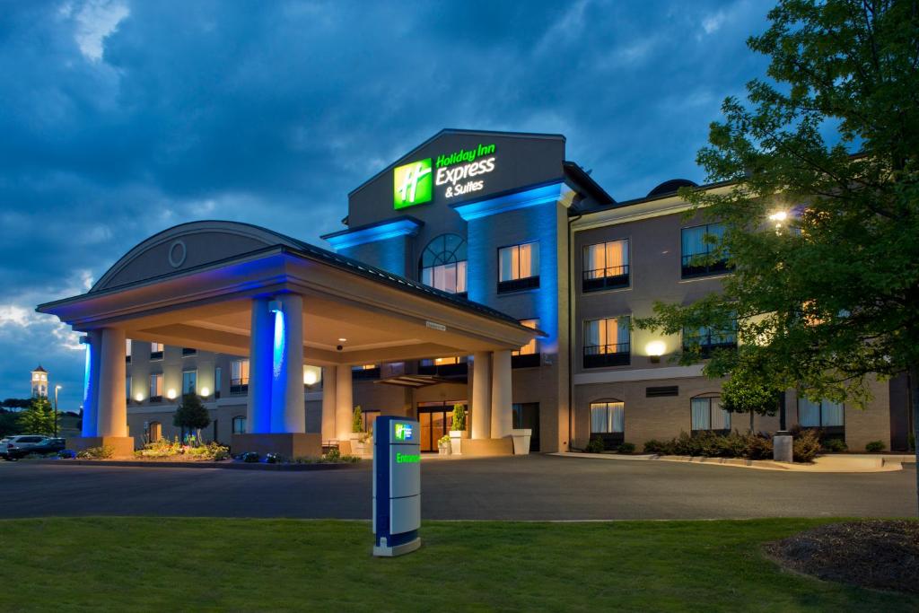 un hotel con un cartel en la parte delantera en Holiday Inn Express Hotel & Suites Prattville South, an IHG Hotel, en Prattville