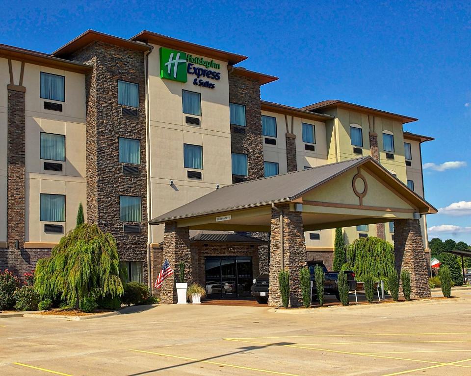 um hotel com uma placa na frente em Holiday Inn Express and Suites Heber Springs, an IHG Hotel em Heber Springs