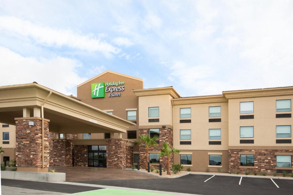 zewnętrznej części hotelu z napisem na przedniej części budynku w obiekcie Holiday Inn Express & Suites Pahrump, an IHG Hotel w mieście Pahrump