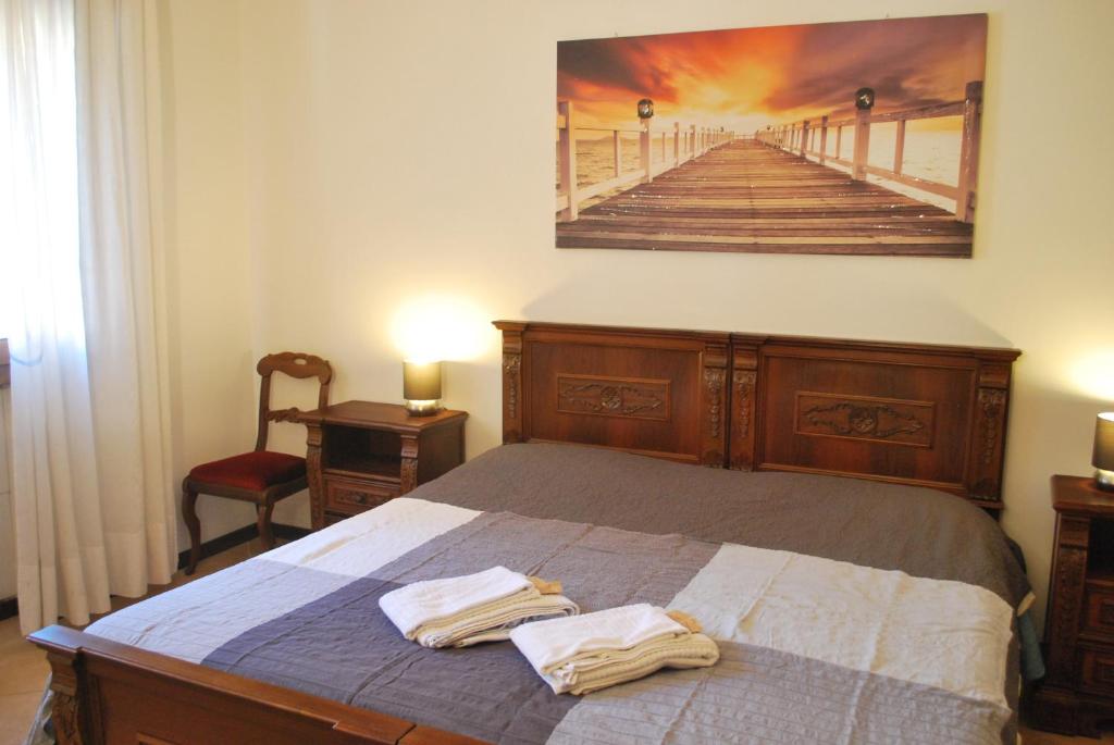 - une chambre avec un lit et 2 serviettes dans l'établissement Salix Apartment, à Padoue