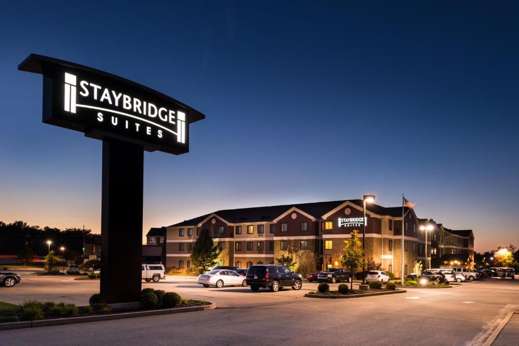 Staybridge Suites O'Fallon Chesterfield, an IHG Hotel في أوفالون: وضع علامة في موقف السيارات أمام الفندق