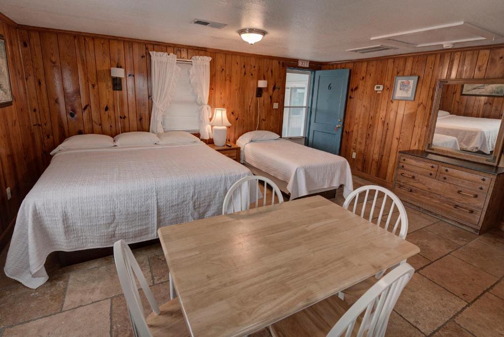Postel nebo postele na pokoji v ubytování Outer Banks Motel