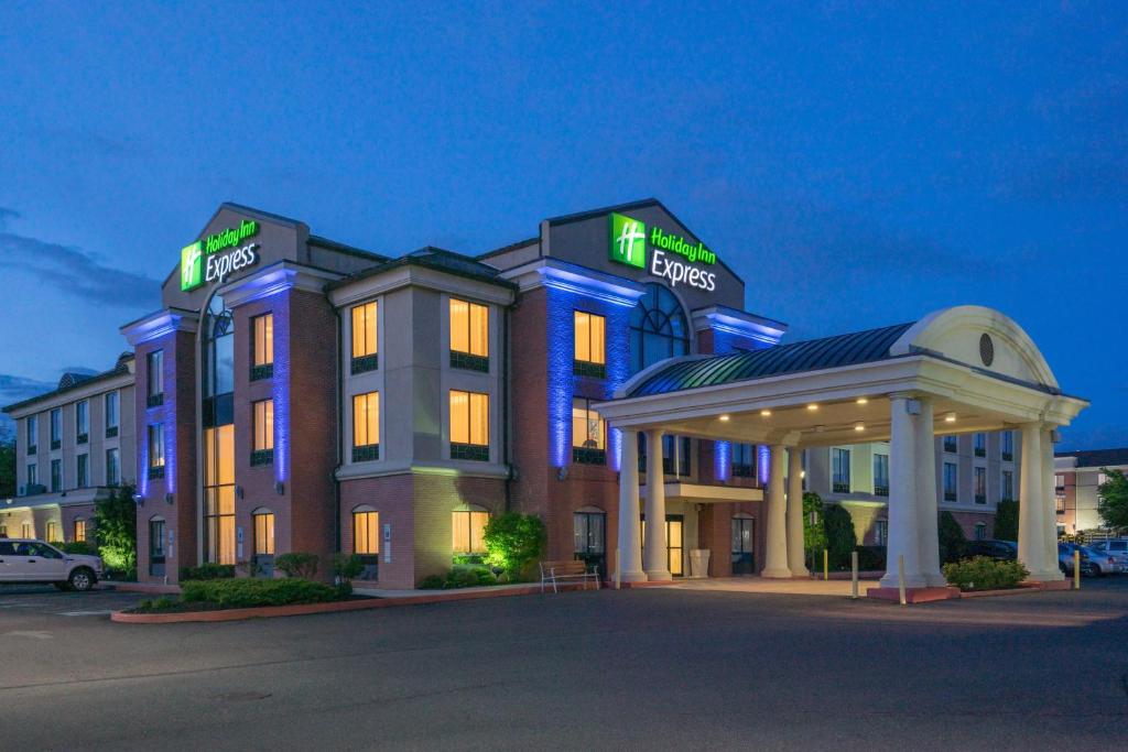 un hotel con cenador frente a un edificio en Holiday Inn Express and Suites - Quakertown, an IHG Hotel en Quakertown