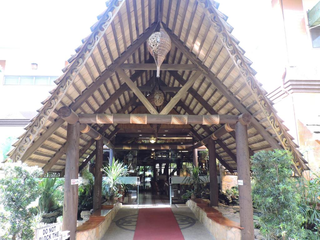 Pabellón de madera con alfombra roja frente a un edificio en Dao Diamond Hotel & Restaurant, en Tagbilaran City