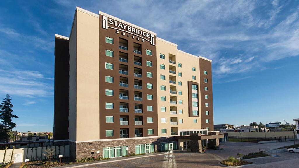 um edifício de hotel com uma placa em cima em Staybridge Suites Puebla, an IHG Hotel em Puebla