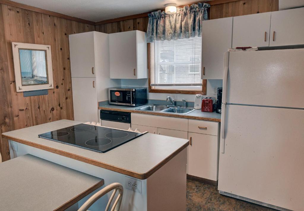 Kuchyň nebo kuchyňský kout v ubytování Outer Banks Motel