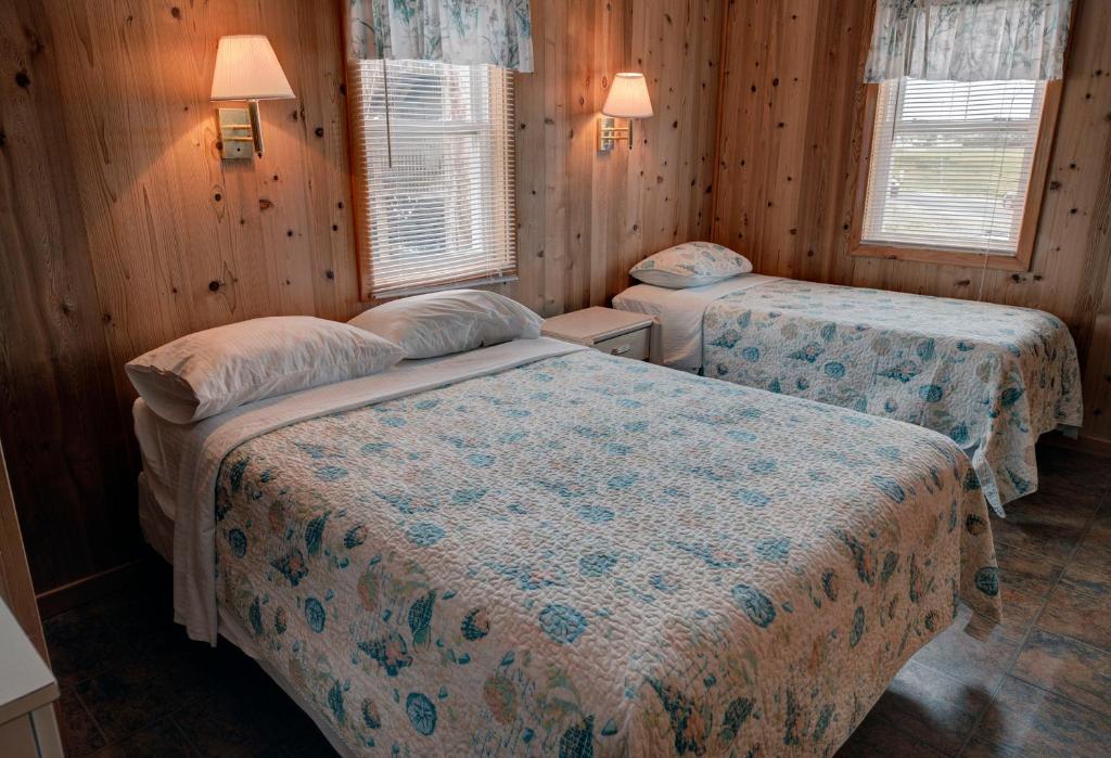 Postel nebo postele na pokoji v ubytování Outer Banks Motel