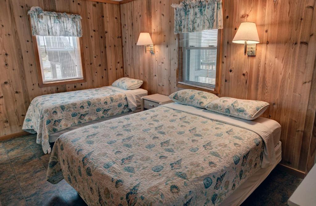 Postel nebo postele na pokoji v ubytování Outer Banks Motel