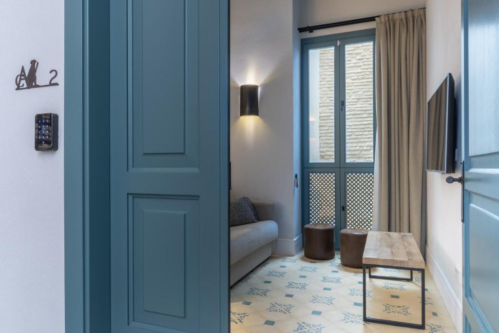 Televízia a/alebo spoločenská miestnosť v ubytovaní Apartamentos Caminante del Agua
