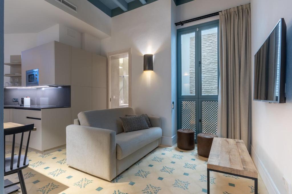 Televízia a/alebo spoločenská miestnosť v ubytovaní Apartamentos Caminante del Agua