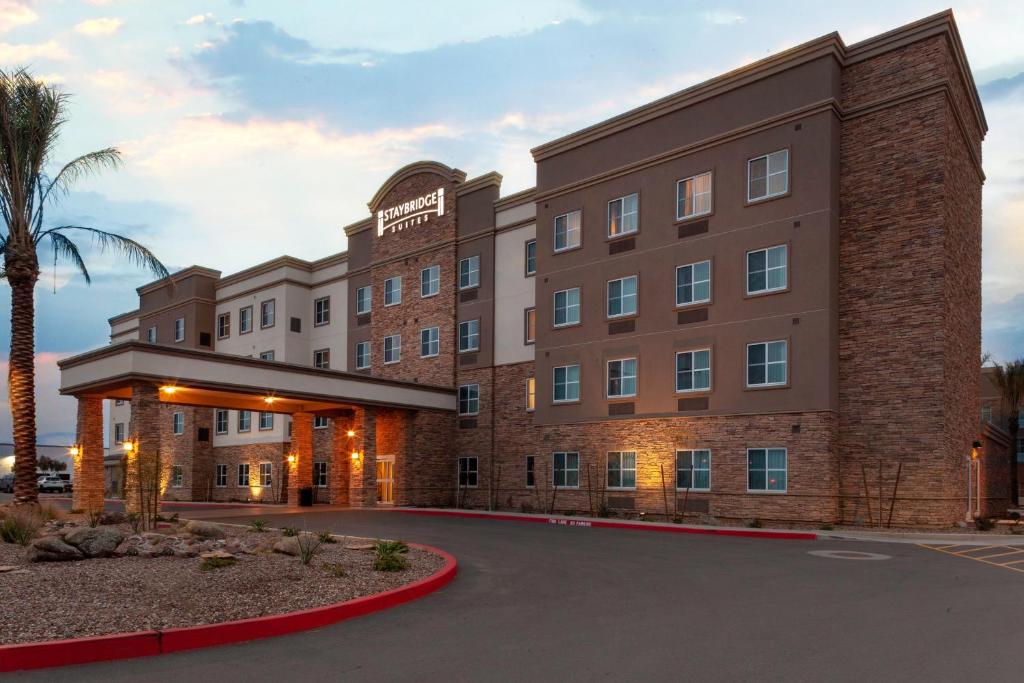 ギルバートにあるStaybridge Suites - Gilbert - East Mesa, an IHG Hotelのハンプトン イン スイーツ アナハイム