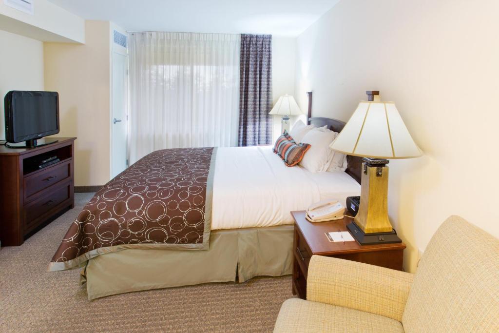 TV a/nebo společenská místnost v ubytování Staybridge Suites Everett - Paine Field by IHG