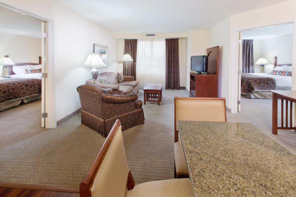Postel nebo postele na pokoji v ubytování Staybridge Suites Everett - Paine Field by IHG