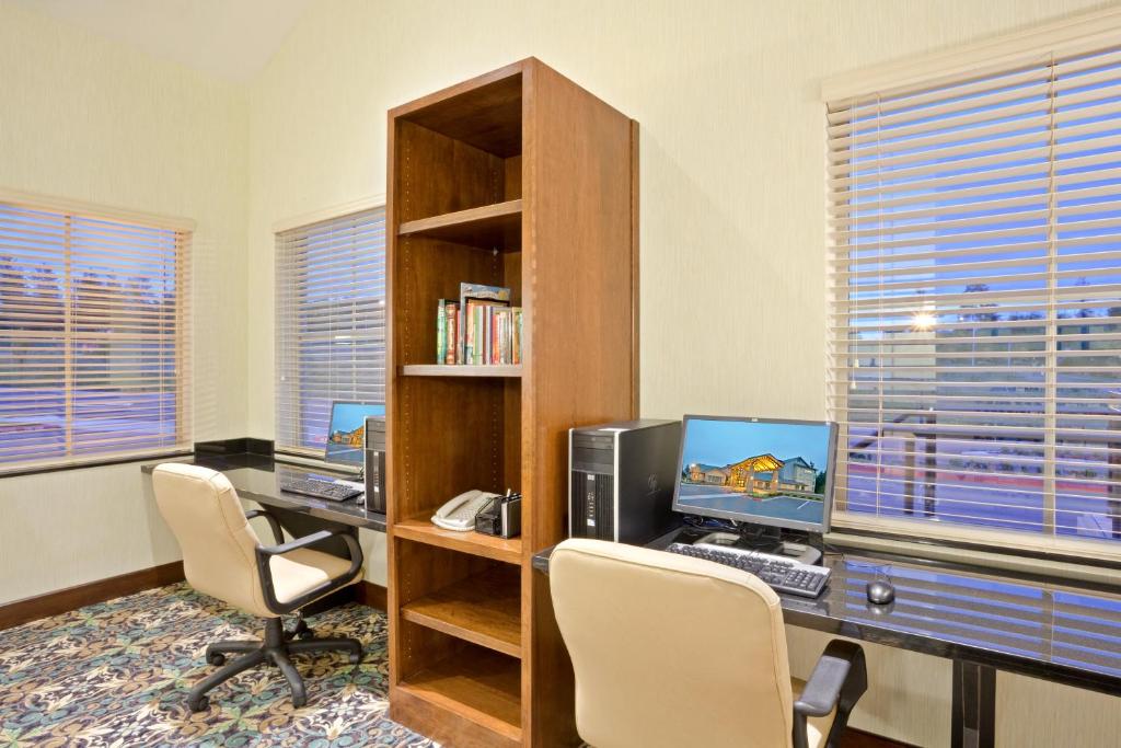 TV a/nebo společenská místnost v ubytování Staybridge Suites Everett - Paine Field by IHG
