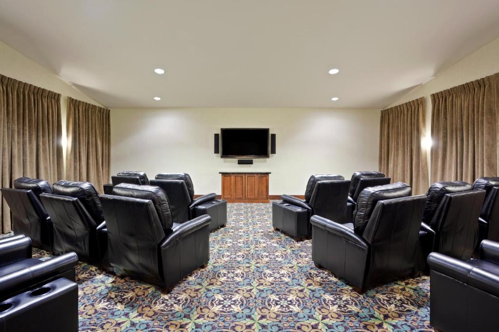 TV a/nebo společenská místnost v ubytování Staybridge Suites Everett - Paine Field by IHG